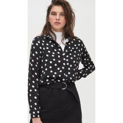 Koszula w groszki - Czarny. Czarne koszule damskie Cropp, s, w grochy, bez kołnierzyka, bez rękawów. Za 69,99 zł.