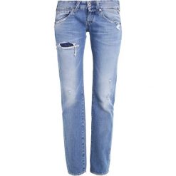 Replay NEWSWENFANI Jeansy Straight Leg destroyed denim/blue denim. Niebieskie jeansy damskie marki Replay. W wyprzedaży za 359,50 zł.