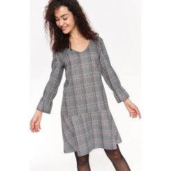 Sukienka damska we wzory, w kratę. Czarne sukienki damskie Top Secret, na co dzień, na zimę, bez wzorów, z tkaniny, eleganckie, z dekoltem w serek, z długim rękawem, długie. W wyprzedaży za 59,99 zł.