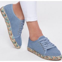 Jasnoniebieskie Espadryle Timber Look. Niebieskie espadryle damskie Renee, bez wzorów, z denimu, na niskim obcasie. Za 79,99 zł.