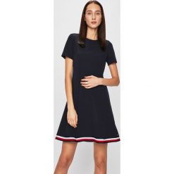 Tommy Hilfiger - Sukienka. Niebieskie sukienki damskie TOMMY HILFIGER, na co dzień, l, bez wzorów, z elastanu, casualowe, z okrągłym kołnierzem, z krótkim rękawem, krótkie, mini, rozkloszowane. W wyprzedaży za 529,90 zł.