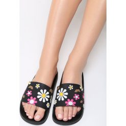 Czarne Klapki Flowered Garden. Czarne klapki damskie Born2be, w paski, na płaskiej podeszwie. Za 59,99 zł.