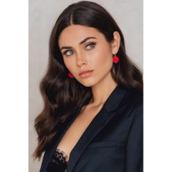 Kolczyki damskie: NA-KD Accessories Kolczyki w kształcie okrągłych kul – Red