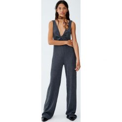 Długi kombinezon z węzłem. Szare kombinezony damskie Pull&Bear, z długim rękawem, długie. Za 99,90 zł.