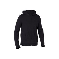 Bluza z kapturem na zamek Gym & Pilates męska. Czarne bluzy męskie DOMYOS, s, bez wzorów, z elastanu, z kapturem, bez rękawów, z kapturem. Za 49,99 zł.