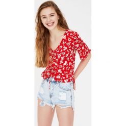 Jeansowe spodenki mom fit. Szare szorty jeansowe damskie Pull&Bear. Za 89,90 zł.