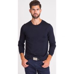 GRANATOWY SWETER DENNY JOOP! COLLECTION. Niebieskie swetry męskie xl, z aplikacjami, z wełny, młodzieżowe, z okrągłym kołnierzem. Za 249,50 zł.