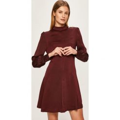 Marciano Guess - Sukienka. Sukienki damskie MARCIANO GUESS, na co dzień, z aplikacjami, z elastanu, eleganckie, z okrągłym kołnierzem, z długim rękawem, długie, mini, rozkloszowane. W wyprzedaży za 629,90 zł.