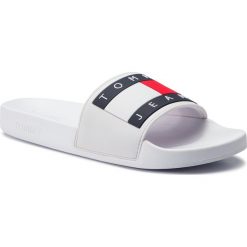 Klapki TOMMY JEANS - Flag Pool Slide EM0EM00284 White 100. Białe klapki męskie Tommy Jeans, z jeansu, bez zapięcia. W wyprzedaży za 159,00 zł.