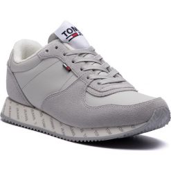 Sneakersy TOMMY JEANS - Casual Sneaker EN0EN00394 Dawn Blue 439. Szare półbuty damskie marki Tommy Jeans, na co dzień, bez wzorów, z jeansu, casualowe, bez obcasa, na płaskiej podeszwie, bez zapięcia. Za 449,00 zł.