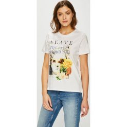 Only - Top. Białe bluzki damskie ONLY, s, z nadrukiem, z bawełny, z okrągłym kołnierzem. W wyprzedaży za 49,90 zł.