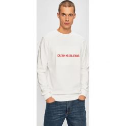 Calvin Klein Jeans - Bluza. Białe bluzy męskie Calvin Klein Jeans, xl, z aplikacjami, z bawełny, z okrągłym kołnierzem, bez rękawów, bez kaptura. W wyprzedaży za 239,90 zł.