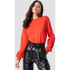 NA-KD Bluza z logo na rękawie - Red. Czerwone bluzy damskie NA-KD, bez wzorów, z bawełny, z długim rękawem, długie, bez kaptura. W wyprzedaży za 48,58 zł.