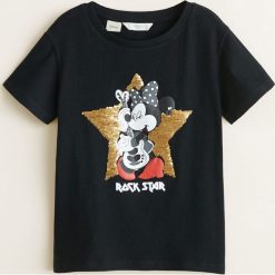 Mango Kids - Top dziecięcy Mstar 110-164 cm. Czarne bluzki dziewczęce Mango Kids, z nadrukiem, z bawełny, z okrągłym kołnierzem, z krótkim rękawem, krótkie, bez kaptura. Za 59,90 zł.