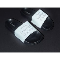 Klapki z holograficzną powłoką - Srebrny. Szare klapki damskie Cropp, bez wzorów, bez obcasa. Za 49,99 zł.