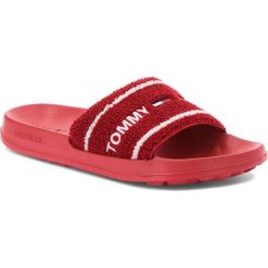 Klapki TOMMY JEANS - Beach Slide EN0EN00321 Tommy Red 645. Czerwone klapki damskie Tommy Jeans, bez wzorów, z jeansu, bez obcasa. W wyprzedaży za 149,00 zł.