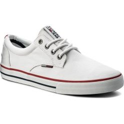 Tenisówki TOMMY JEANS - Textile Sneaker EM0EM00001 White 100. Białe półbuty męskie Tommy Jeans, na co dzień, bez wzorów, z jeansu, eleganckie, bez zapięcia. W wyprzedaży za 219,00 zł.