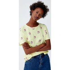 Koszulka z krótkim rękawem w jednorożce. Czarne t-shirty damskie marki Pull&Bear. Za 29,90 zł.