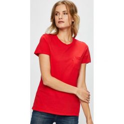 Levi's - Top. Czerwone topy damskie marki Levi's®, s, z bawełny, z okrągłym kołnierzem. W wyprzedaży za 49,90 zł.