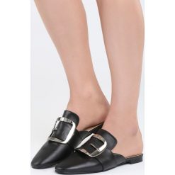 Czarne Klapki Second Nature. Czarne klapki damskie Born2be, w paski, bez obcasa, na płaskiej podeszwie. Za 49,99 zł.