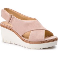 Sandały CLARKS - Palm Candid 261411654 Blush Nubuck. Różowe klapki damskie Clarks, bez wzorów, ze skóry, bez obcasa, na obcasie. W wyprzedaży za 299,00 zł.