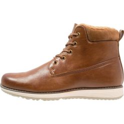 Buty zimowe męskie: Feud London WEDGE CHUKKA Botki sznurowane tan