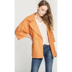 Blezer w kolorze pomarańczowym. Pomarańczowe bolerka i narzutki damskie Liu Jo, bez wzorów, z bawełny, bez rękawów. W wyprzedaży za 359,95 zł.
