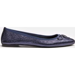 Granatowe baleriny damskie. Niebieskie baleriny damskie z kokardą marki Kazar, ze skóry, eleganckie, na wysokim obcasie. Za 299,00 zł.