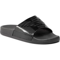 Klapki EMPORIO ARMANI - X3PS02 XL825 00002 Black. Czarne klapki damskie Emporio Armani, bez wzorów, z tworzywa sztucznego, bez obcasa. W wyprzedaży za 199,00 zł.