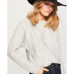Sweter z błyszczącym włóknem - Jasny szar. Szare bez kategorii marki Reserved, s, z włókna. W wyprzedaży za 49,99 zł.