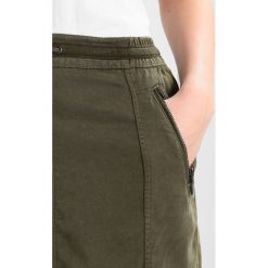 Spódniczki: comma casual identity KURZ Spódnica ołówkowa khaki