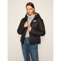 Kurtka puchowa NIKE Fill CJ7578. Czarne kurtki damskie Nike, l, bez wzorów, z puchu, bez kaptura. Za 399,00 zł.