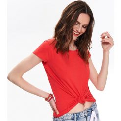 DOPASOWANY T-SHIRT DAMSKI. Czerwone t-shirty damskie Top Secret, bez wzorów, z bawełny, z okrągłym kołnierzem. Za 29,99 zł.