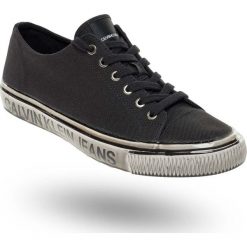 TRAMPKI DEANGELO Calvin Klein Jeans. Czarne trampki męskie Calvin Klein Jeans, z nadrukiem, z jeansu, na sznurówki. Za 467,40 zł.