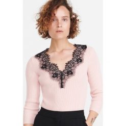 Sweter z koronka - Różowy. Różowe swetry damskie Reserved, s, w koronkowe wzory, z koronki, bez rękawów, bez kaptura. W wyprzedaży za 29,99 zł.