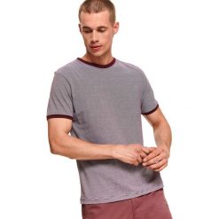 T-shirt krótki rękaw męski we wzory, w prążki. Czerwone t-shirty męskie Top Secret, na zimę, s, bez wzorów, z bawełny, z okrągłym kołnierzem, krótkie. W wyprzedaży za 24,99 zł.