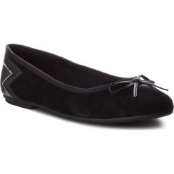 Baleriny TOMMY HILFIGER - Elevated Suede Ballerina FW0FW03036 Black 990. Czarne baleriny damskie marki TOMMY HILFIGER, z zamszu, klasyczne. W wyprzedaży za 259,00 zł.