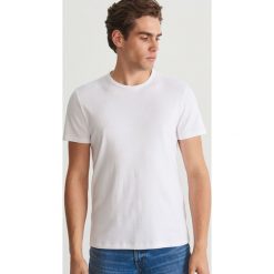 Gładki T-shirt - Biały. Białe t-shirty damskie Reserved, s, bez wzorów, bez kołnierzyka. Za 49,99 zł.
