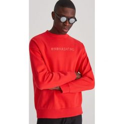 Bluza ze strukturalnym napisem - Czerwony. Czerwone bluzy męskie Reserved, s, z napisami, bez kołnierzyka, bez rękawów, bez kaptura. Za 69,99 zł.