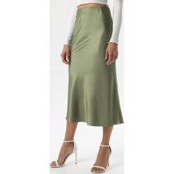 Zielona Spódnica Decisively. Zielone spódniczki damskie Born2be, s, bez wzorów, z satyny, eleganckie, midi, trapezowe. Za 119,99 zł.