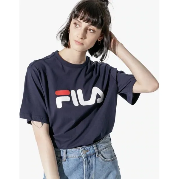 Fila Koszulka Ss Pure Short Sleeve Shirt Ww , granatowy, rozmiar XS. Niebieskie koszulki damskie Fila, s, bez wzorów, z tkaniny, klasyczne, z klasycznym kołnierzykiem, bez rękawów. W wyprzedaży za 99,99 zł.