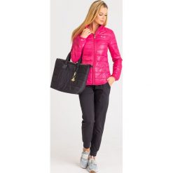 KURTKA PUCHOWA EA7 EMPORIO ARMANI. Różowe kurtki damskie EA7 Emporio Armani, xs, z nadrukiem, z puchu, bez kaptura. Za 689,00 zł.