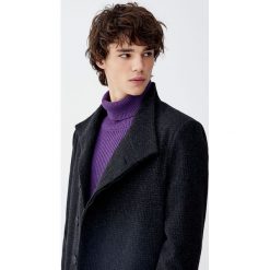 Sweter z golfem wykonany ściegiem angielskim. Fioletowe swetry męskie Pull&Bear, m, bez wzorów, z golfem, bez kaptura. Za 99,90 zł.