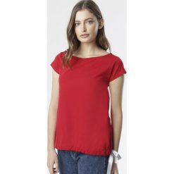 Czerwony T-shirt Caliphei. Czerwone bluzki damskie Born2be, xl, bez wzorów, z okrągłym kołnierzem. Za 54,99 zł.