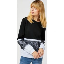 Bluza z koronką. Szare bluzy damskie Moodo, xs, w koronkowe wzory, z bawełny, z długim rękawem, długie, bez kaptura. Za 49,99 zł.