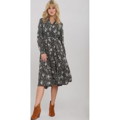 Czarna Sukienka Fannie. Czarne sukienki damskie Renee, na imprezę, s, w paski, z tkaniny, klasyczne, z klasycznym kołnierzykiem, bez rękawów, długie, midi, rozkloszowane. Za 119,99 zł.