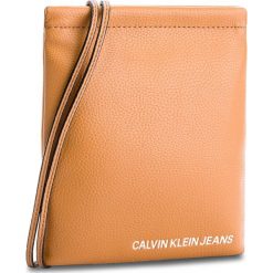 Torebka CALVIN KLEIN JEANS - Ultra Light Flat Cro K40K400623 240. Pomarańczowe torebki klasyczne damskie Calvin Klein Jeans, bez wzorów, z jeansu, eleganckie, bez dodatków. W wyprzedaży za 229,00 zł.