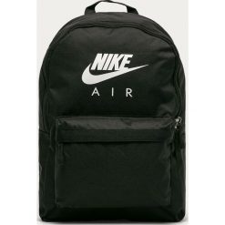 Nike Sportswear - Plecak. Czarne plecaki damskie Nike Sportswear, z nadrukiem, z poliesteru. Za 119,90 zł.