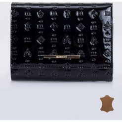 Lakierowany portfel z wzorami. Czarne portfele damskie marki Monnari, bez wzorów, ze skóry, eleganckie, z tłoczeniem, bez dodatków. Za 99,50 zł.