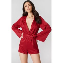 Hannalicious x NA-KD Satynowy kombinezon z dekoltem V - Red. Czerwone kombinezony z printem marki Hannalicious x NA-KD, z poliesteru. W wyprzedaży za 48,58 zł.